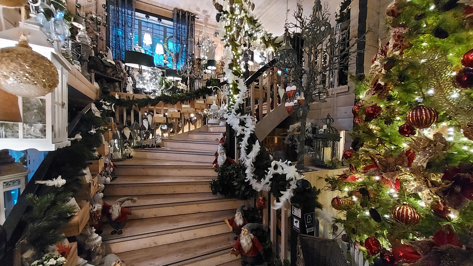 Til kjøpesenter og julebutikk